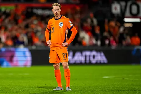 موندو ديبورتيفو: إصابة دي يونج ليست خطيرة.. وبرشلونة يبدأ رحلة علاجه